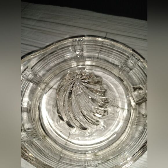 Vintage Glass Lemon Orange Citrus Juice Maker Squeezer Hand Juicer with Handle - Picture 7 of 8